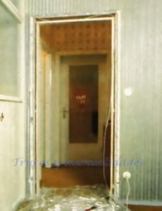  Se arrancan los junquillos de la puerta de paso. De este modo el arco carecerá de tapajuntas y quedará completamente enrasado con la pared que lo rodea.