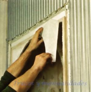 Las placas deben encolarse entre si con cola especial y quedarán comprimidas entre las paredes que las albergan. Dar un poco de cola también a los montantes del viejo marco. Rellenar asimismo la junta entre marco y obra.