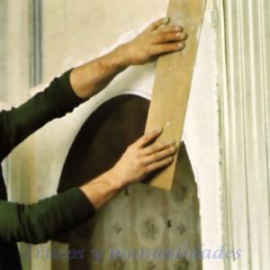 Con masilla soluble al agua y de secado rápido se iguala entonces el relleno de poliestireno. Una vez se haya acabado de dar la masilla y todavía esta tierna se enrasa con ayuda de un listón o trozo de tablero de fibras.