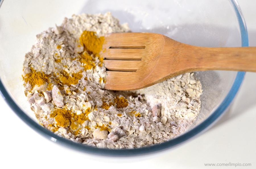 Mezclar los ingredientes secos en un recipiente