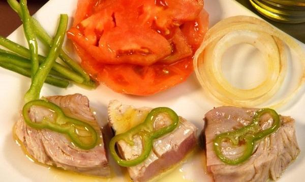 Ensalada de tomate con bonito marinado