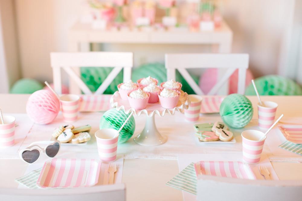 Decoración mesa de fiesta en verde mint y rosa