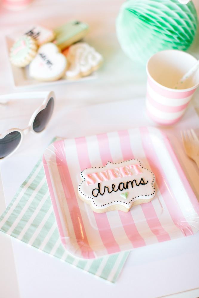 Mesa de fiesta decorada en mint y rosa