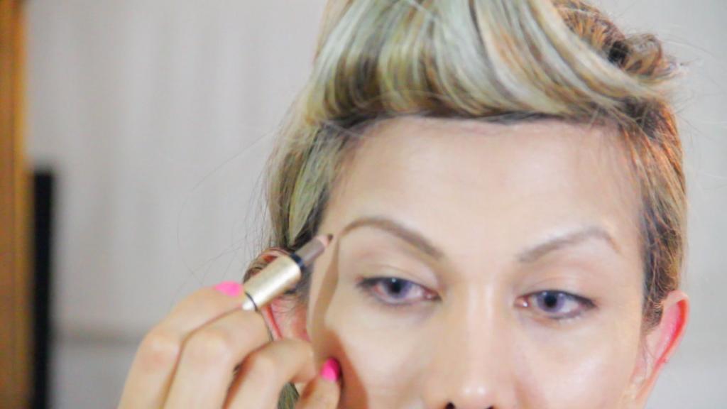 la cejas delineadas con lapiz marron