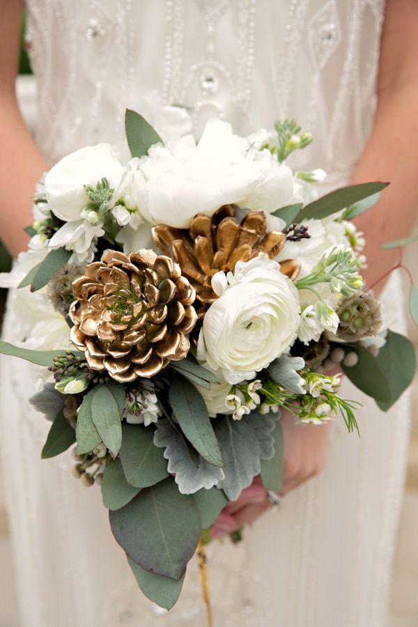 white bouquet with a shiny gold pop invierno