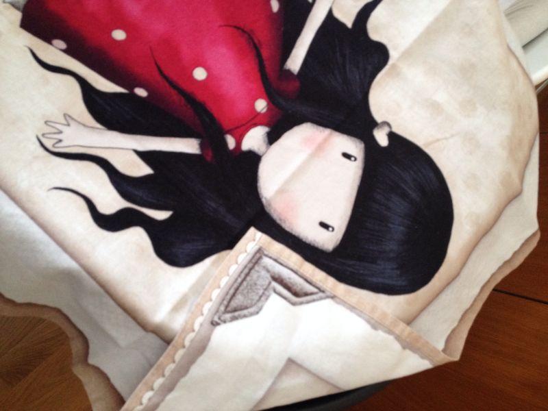 Detalle dobladillo mantinta tela Gorjuss