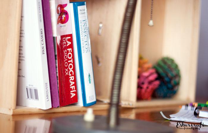 Libros y cajas de madera con piñas pintadas