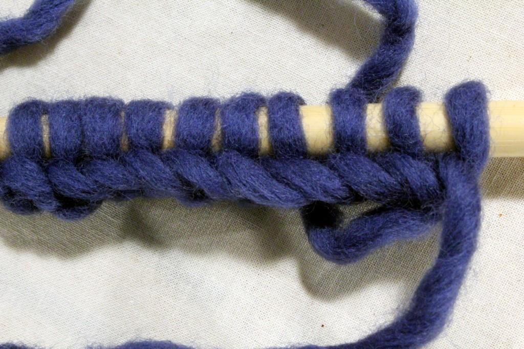 Puntos montados sobre una aguja de tejer