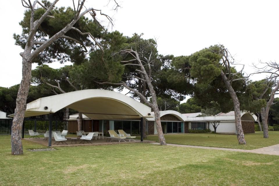 openhouse-barcelona-shop-gallery-lobsters-day-fibergalss-furniture-design-inside-outdoor-vic-albert-garcia-andrew-trotter-mari-luz-vidal-la-ricarda-architecture-19 (1)