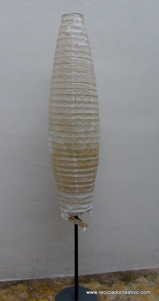 Lámpara de papel rota. Reciclado Creativo. Rosa Montesa