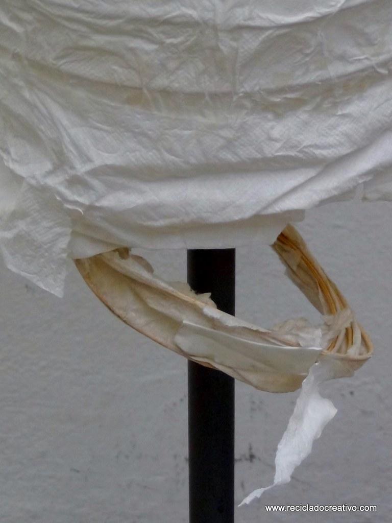 Lámpara de papel rota. Reciclado Creativo. Rosa Montesa
