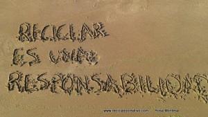 Reciclar es una responsabilidadFrases de Reciclado Creativo en la arena (2)