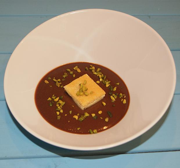Sopa fría de chocolate con leche y blondie