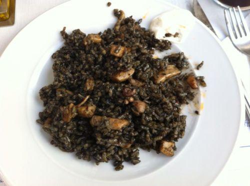 Delicioso arroz negro emplatado
