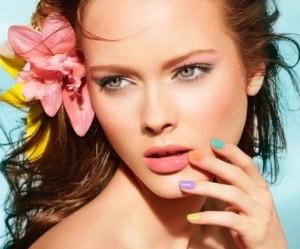 Tendencias de moda Primavera verano 2015 Ojos labios uñas delineado color 1 300x249 Tendencias de moda Primavera verano 2015