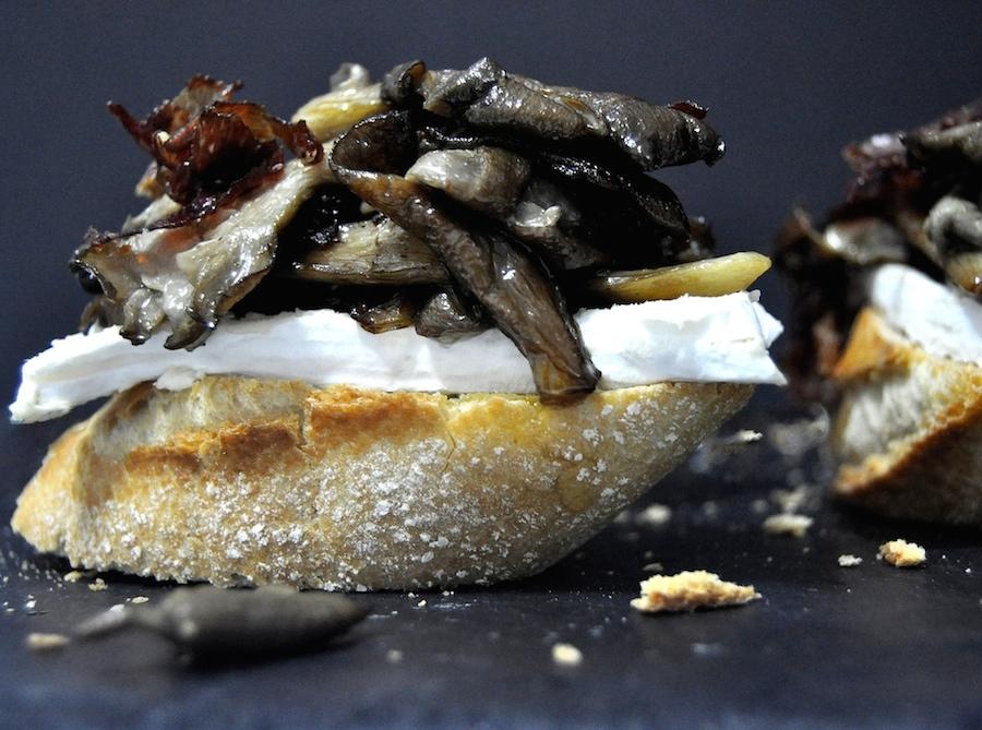 Tosta de setas, jamón y camembert