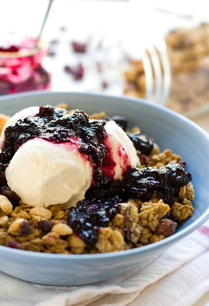 Granola de mantequilla de cacahuete con mermelada y helado. El desayuno es la comida más importante, hay que comer sano y esta granola de mantequilla de cacahuete es ideal para empezar bien el día.| danzadefogones.com #danzadefogones