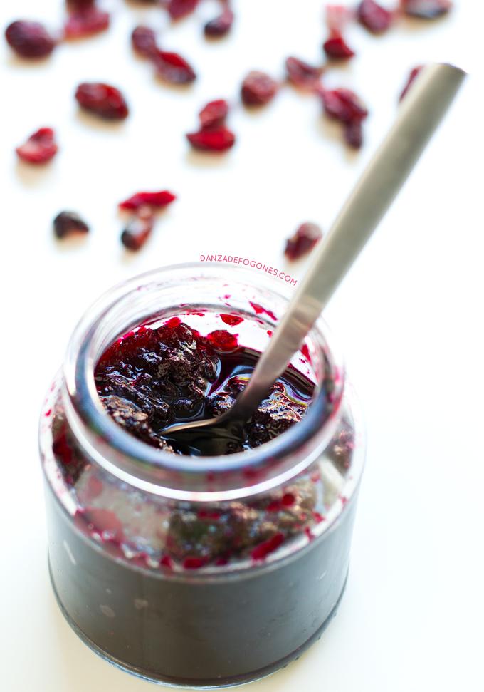 Granola de mantequilla de cacahuete con mermelada y helado. El desayuno es la comida más importante, hay que comer sano y esta granola de mantequilla de cacahuete es ideal para empezar bien el día.| danzadefogones.com #danzadefogones
