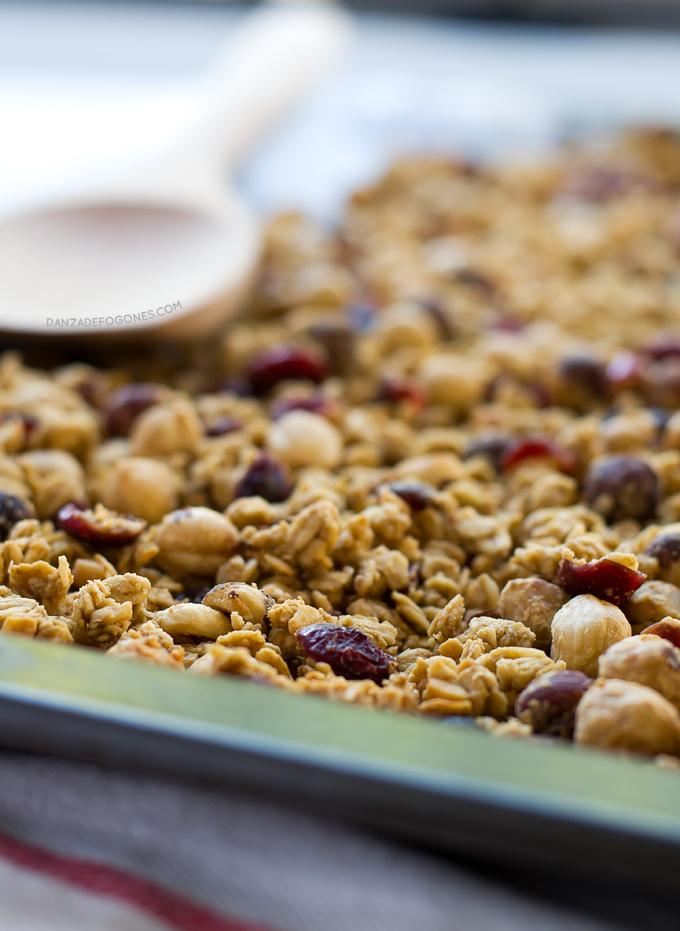 Granola de mantequilla de cacahuete con mermelada y helado. El desayuno es la comida más importante, hay que comer sano y esta granola de mantequilla de cacahuete es ideal para empezar bien el día.| danzadefogones.com #danzadefogones