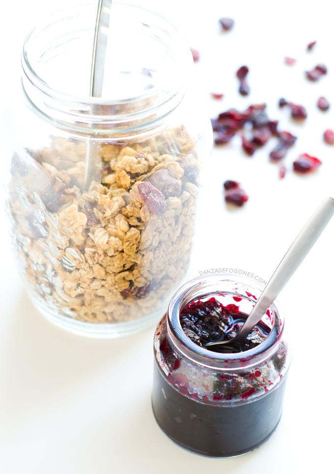 Granola de mantequilla de cacahuete con mermelada y helado. El desayuno es la comida más importante, hay que comer sano y esta granola de mantequilla de cacahuete es ideal para empezar bien el día.| danzadefogones.com #danzadefogones