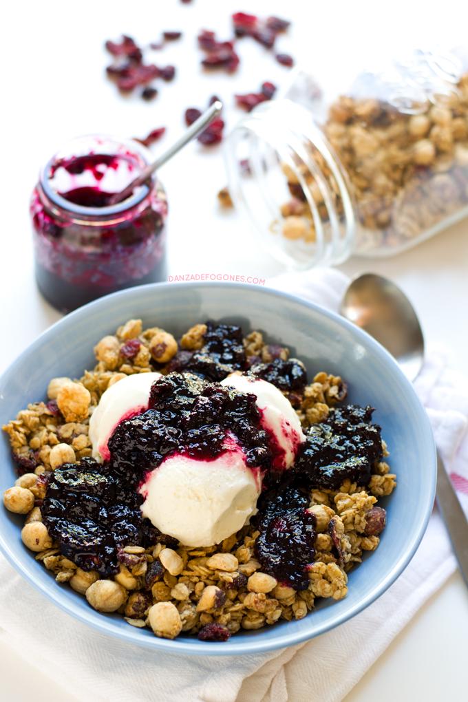 Granola de mantequilla de cacahuete con mermelada y helado. El desayuno es la comida más importante, hay que comer sano y esta granola de mantequilla de cacahuete es ideal para empezar bien el día.| danzadefogones.com #danzadefogones