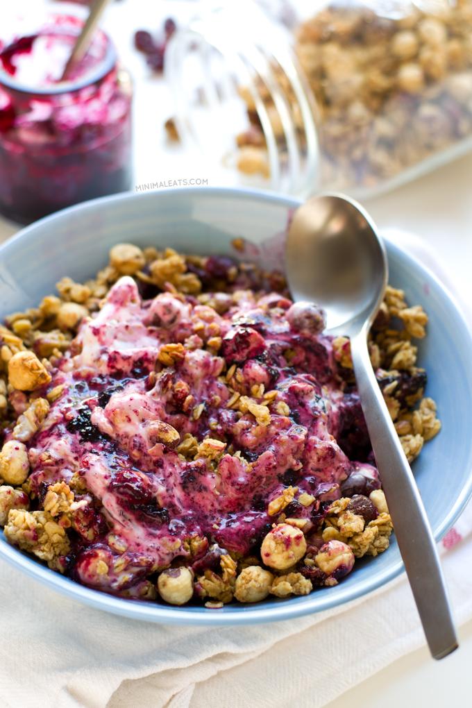 Granola de mantequilla de cacahuete con mermelada y helado. El desayuno es la comida más importante, hay que comer sano y esta granola de mantequilla de cacahuete es ideal para empezar bien el día.| danzadefogones.com #danzadefogones