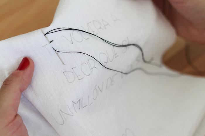 Seguimos bordando las letras a puntadas pequeñas