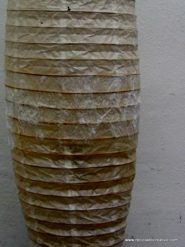 Lámpara de papel rota reciclado creativo