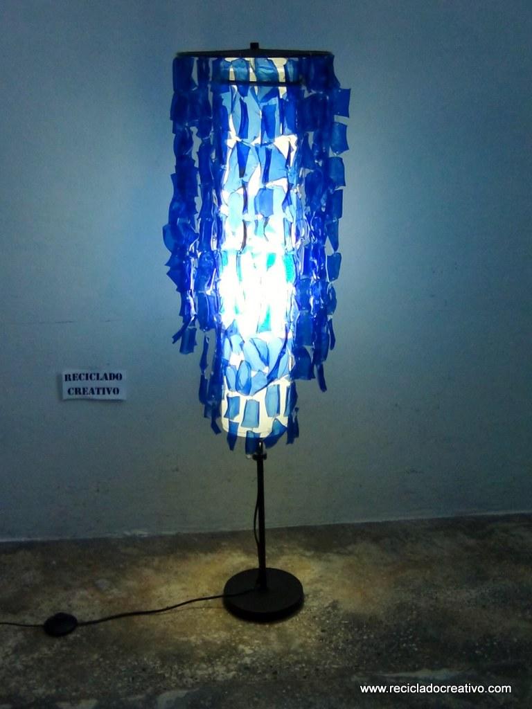Lampara de pie Chandelier con botellas de plástico pet por Reciclado Creativo. Rosa Montesa