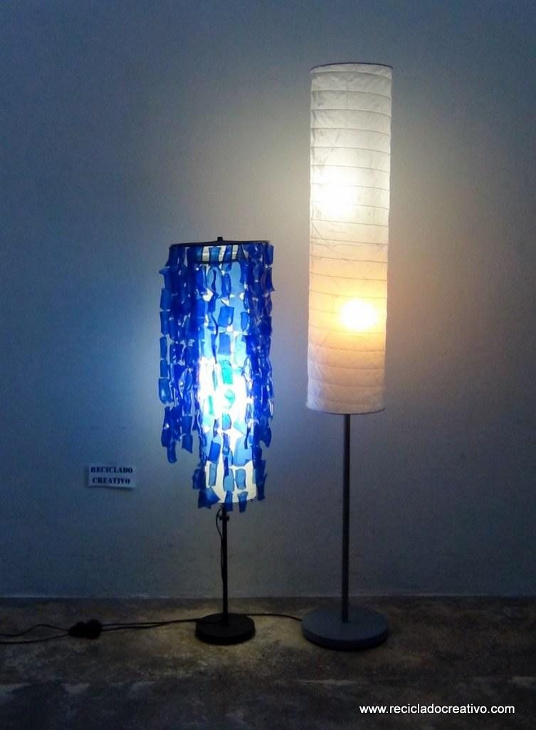Lampara de pie Chandelier con botellas de plástico pet por Reciclado Creativo. Rosa Montesa