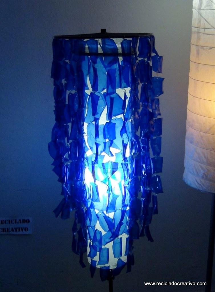Lampara de pie Chandelier con botellas de plástico pet por Reciclado Creativo. Rosa Montesa