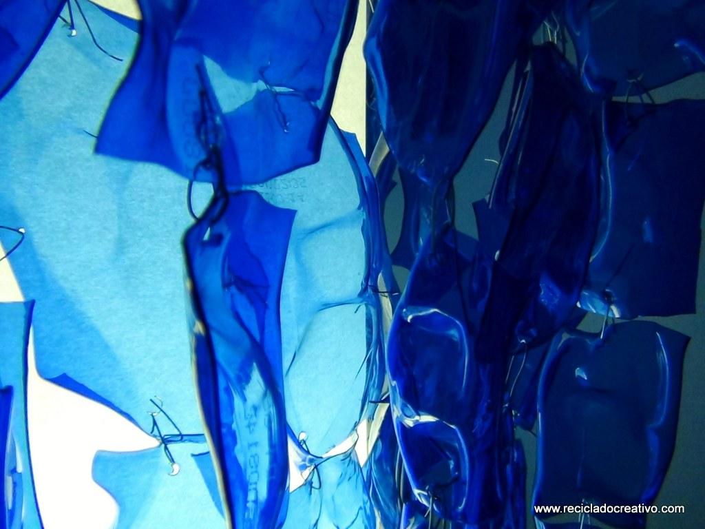 Lampara de pie Chandelier con botellas de plástico pet por Reciclado Creativo. Rosa Montesa