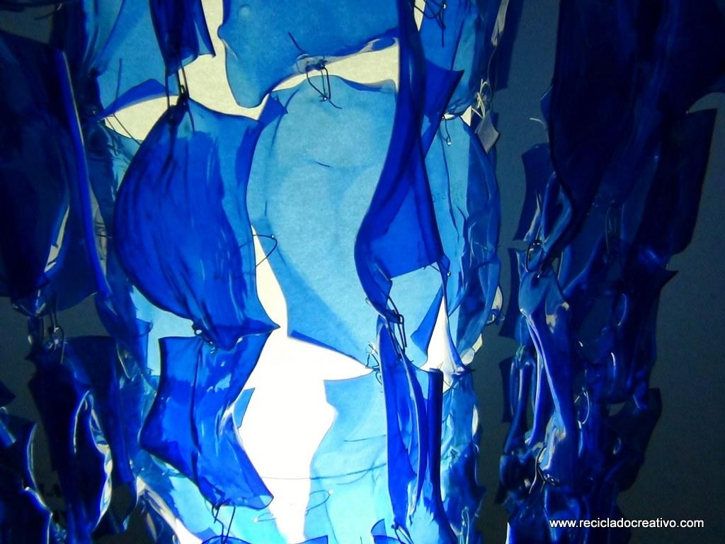 Lampara de pie Chandelier con botellas de plástico pet por Reciclado Creativo. Rosa Montesa