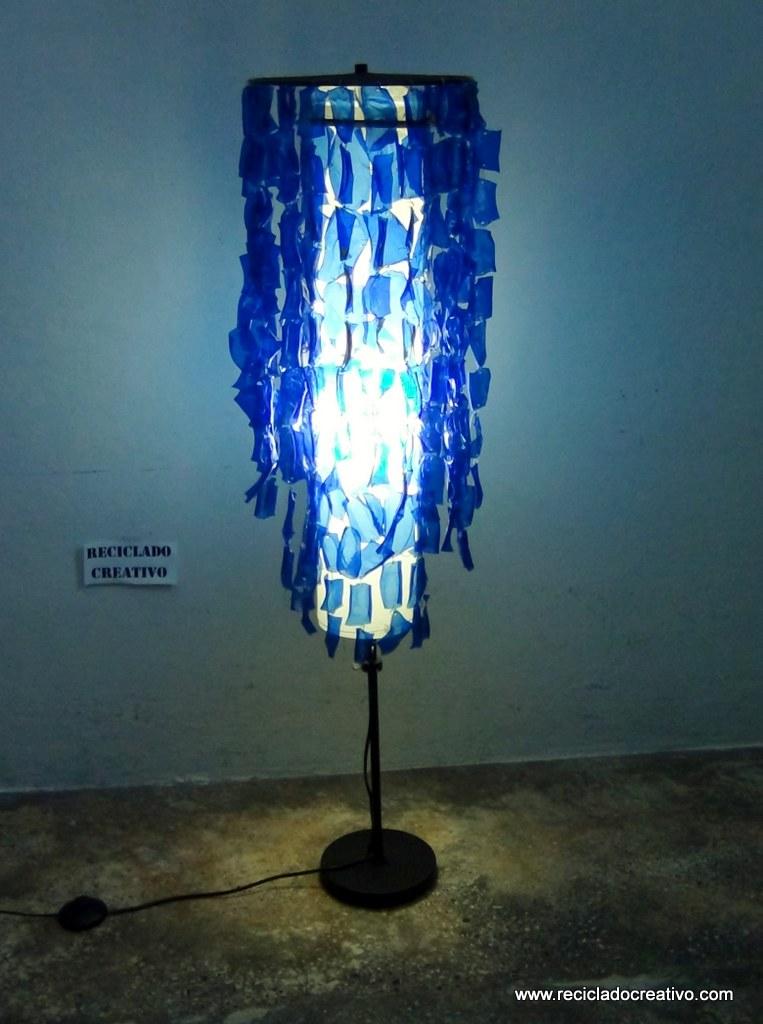 Lampara de pie Chandelier con botellas de plástico pet por Reciclado Creativo. Rosa Montesa