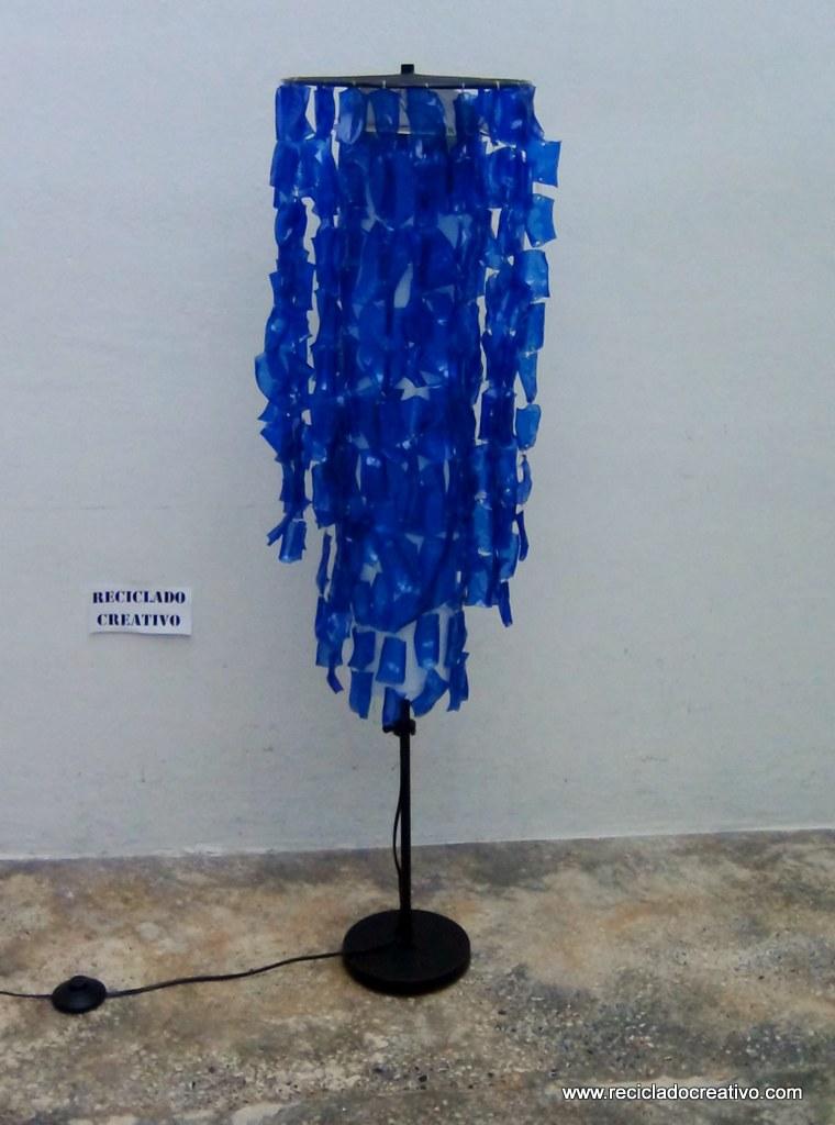 Lampara de pie Chandelier con botellas de plástico pet por Reciclado Creativo. Rosa Montesa
