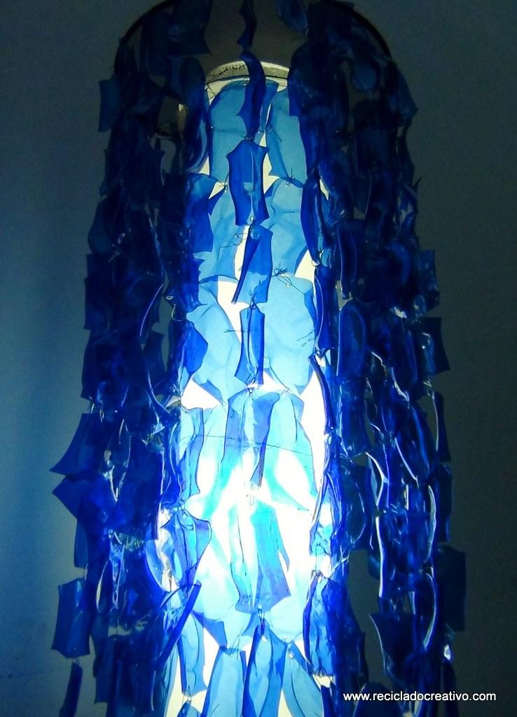 Lampara de pie Chandelier con botellas de plástico pet por Reciclado Creativo. Rosa Montesa