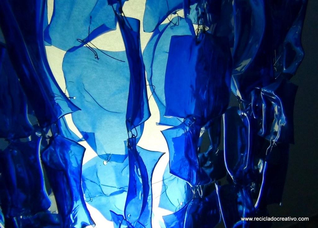 Lampara de pie Chandelier con botellas de plástico pet por Reciclado Creativo. Rosa Montesa