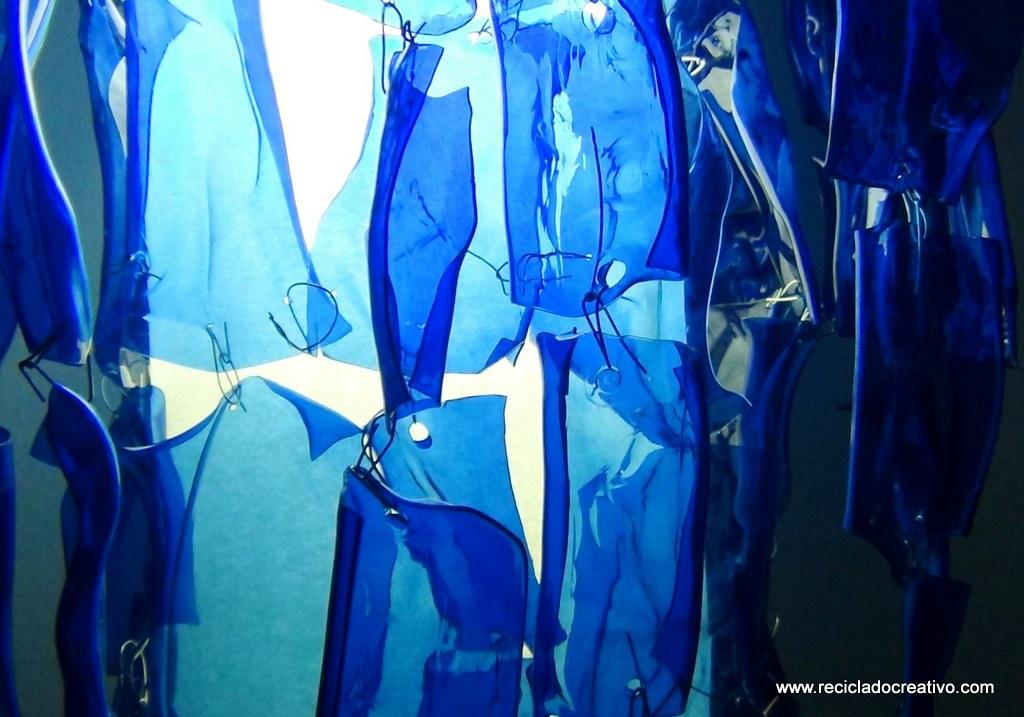 Lampara de pie Chandelier con botellas de plástico pet por Reciclado Creativo. Rosa Montesa