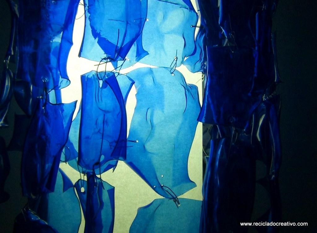 Lampara de pie Chandelier con botellas de plástico pet por Reciclado Creativo. Rosa Montesa