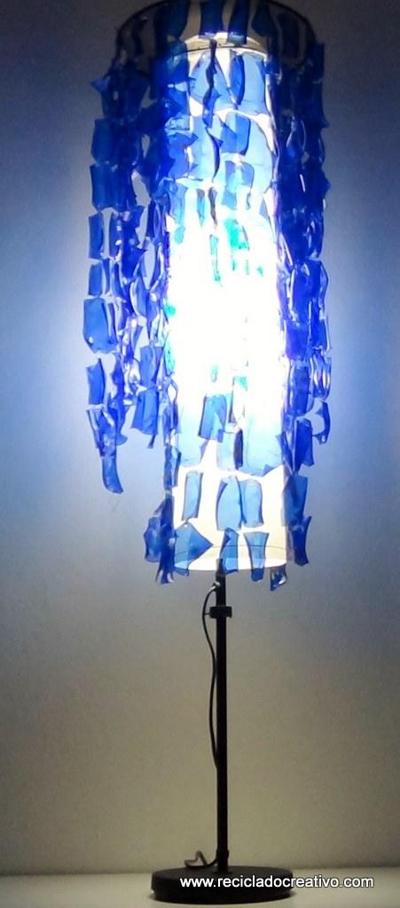 Lampara de pie Chandelier con botellas de plástico pet por Reciclado Creativo. Rosa Montesa