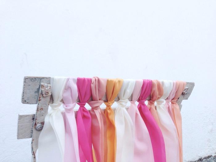 sillas decoradas con cintas