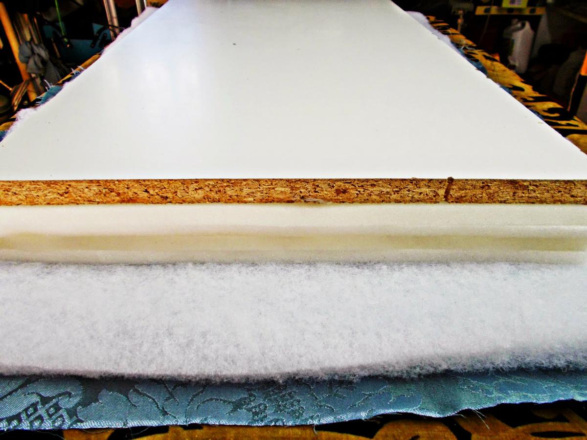 DIY-decoración-muebles-reciclar-reutilizar-basura-mesa-mesita-banqueta-pinter-restaurar-betún-Judea-brocado-espuma-miraguano-9