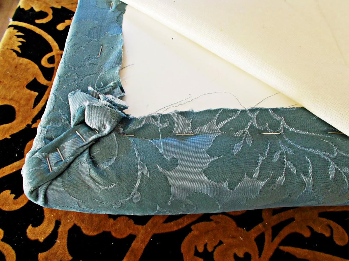 DIY-decoración-muebles-reciclar-reutilizar-basura-mesa-mesita-banqueta-pinter-restaurar-betún-Judea-brocado-espuma-miraguano-10