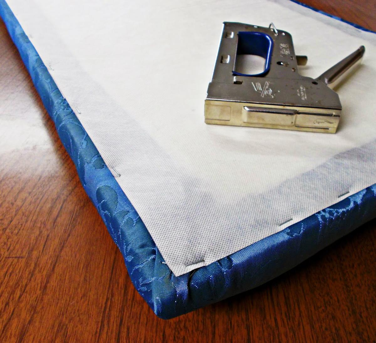 DIY-decoración-muebles-reciclar-reutilizar-basura-mesa-mesita-banqueta-pinter-restaurar-betún-Judea-brocado-espuma-miraguano-12