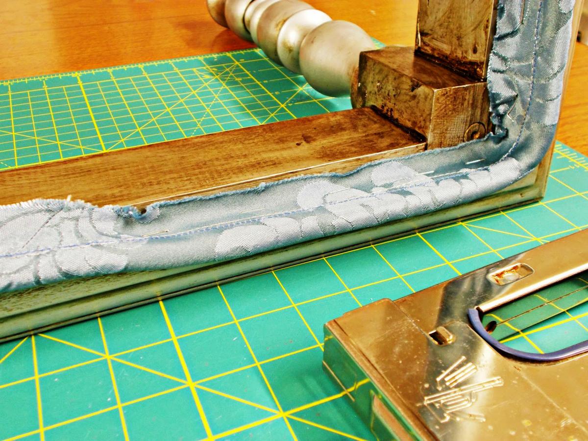 DIY-decoración-muebles-reciclar-reutilizar-basura-mesa-mesita-banqueta-pinter-restaurar-betún-Judea-brocado-espuma-miraguano-13