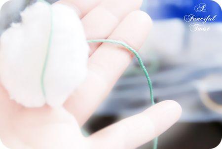 atar el algodon con hilo de color para guirnalda