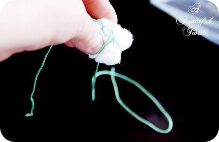 atar bola de algodon con hilo de color para guirnalda