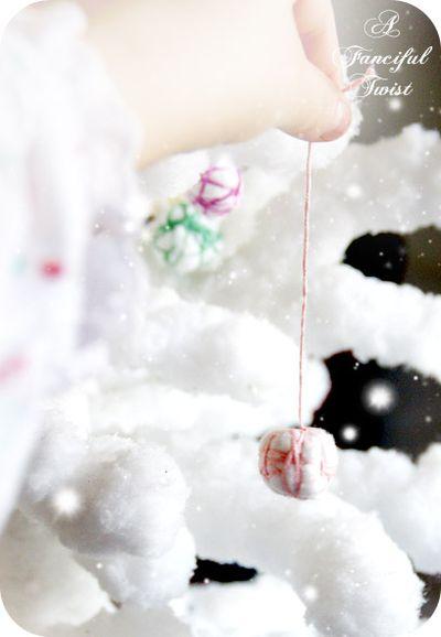 adorno de navidad con algodon e hilo de manualidades