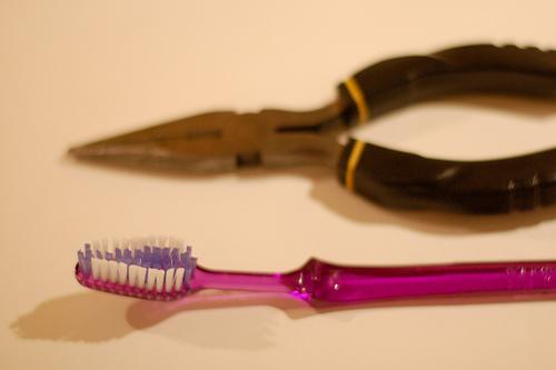 brazaletes con cepillos de dientes reciclados