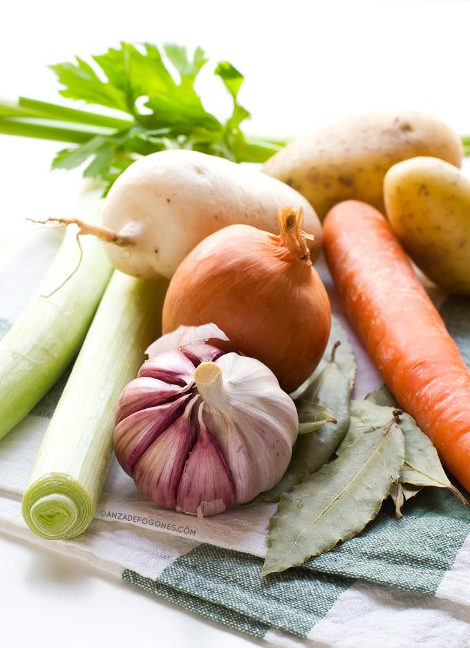 Caldo Depurativo de Verduras. Este caldo depurativo de verduras es muy diurético, desintoxicante y nos ayuda a limpiar nuestro cuerpo. Apenas tiene calorías y es muy fácil de preparar | danzadefogones.com #danzadefogones #vegano #singluten